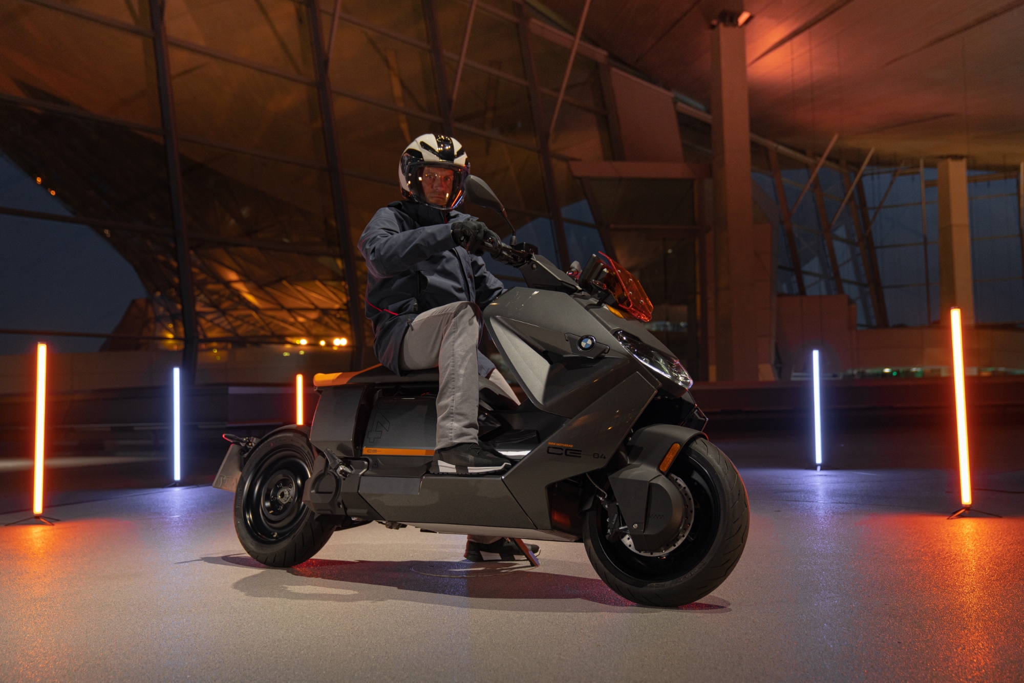 BMW Motorrad CE 04: electric scooter with 130 km power range ...